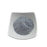 Silbernes Glitzerpulver auf weißem Teller.