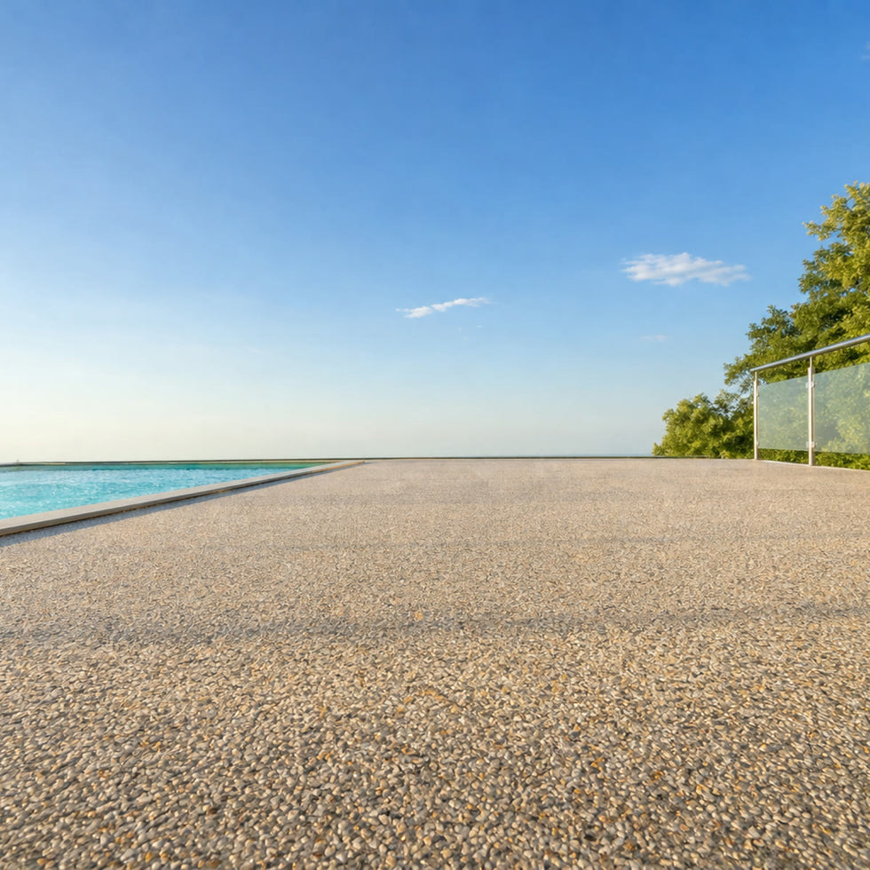 Steinteppich-Terrasse am Pool im Sommer, Sommeraktion