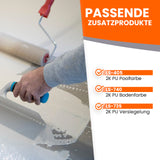 Maler streicht Boden mit Rolle.