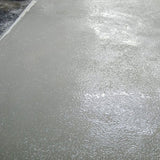 Grau beschichteter Bodenbelag mit Struktur.