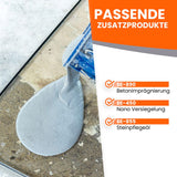 Graue Flüssigkeit auf Betonboden.