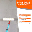 Farbrolle auf Betonoberfläche, Text.
