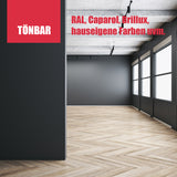 Moderner Raum mit Holzboden.