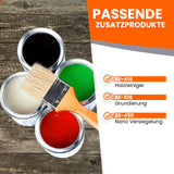 Pinsel und Farbdosen auf Holz.