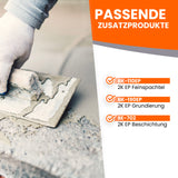 Hand spachtelt Betonoberfläche mit Kelle.