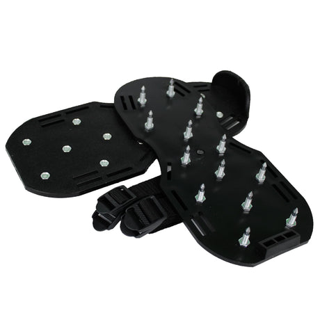 Nagelschuhe mit Spikes und Riemen.