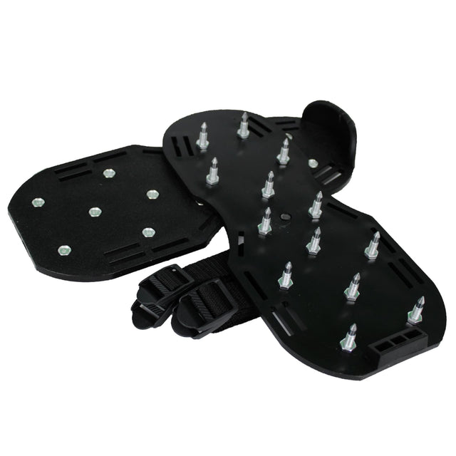 Nagelschuhe mit Spikes und Riemen.