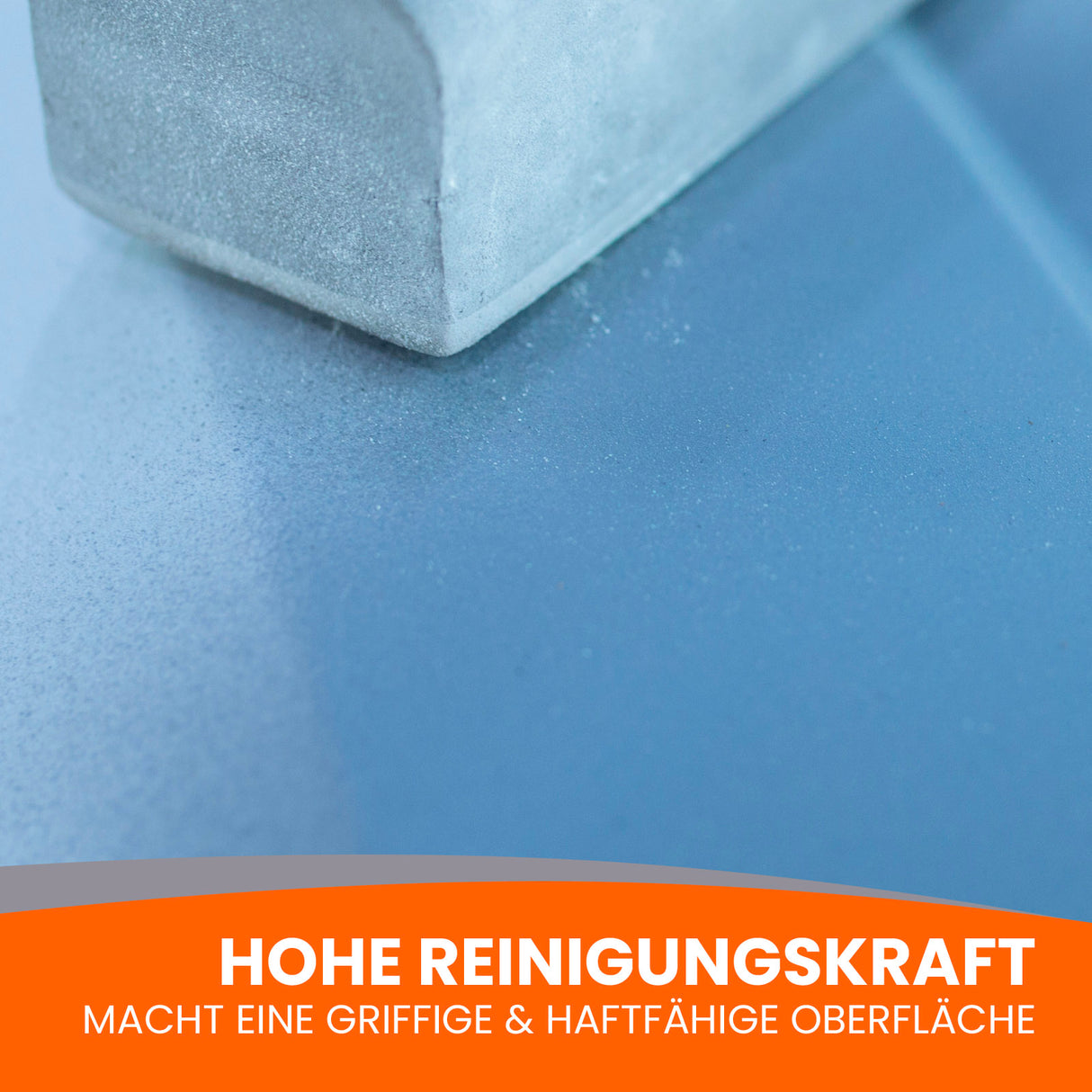 Schleifblock auf blauer Oberfläche.