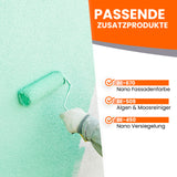 Farbrolle streicht grüne Wand.