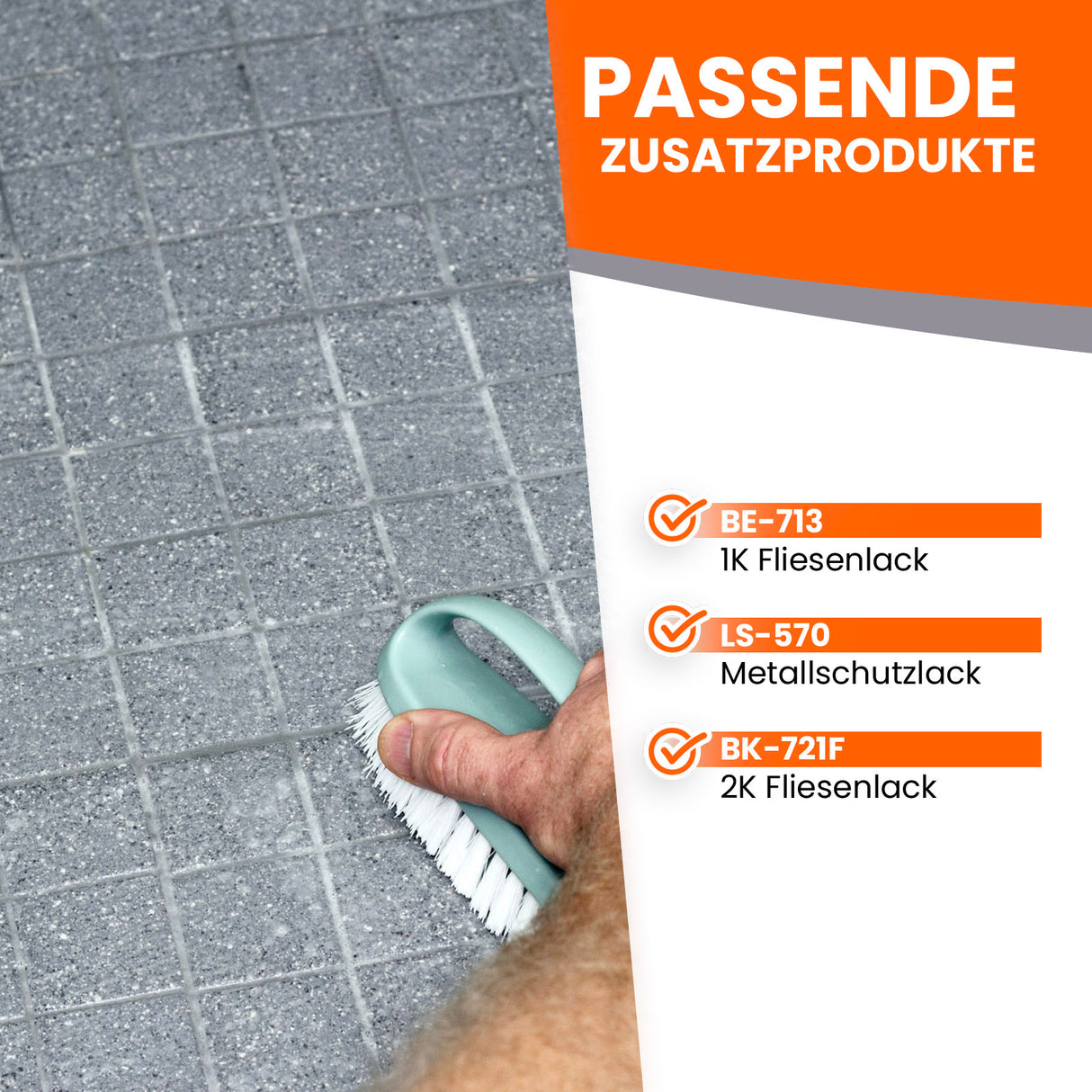 Hand reinigt Fliesen mit Bürste.