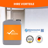 Kanister vor einer Tür.