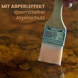 Pinsel auf Holzoberfläche mit Text.