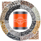 Bindemittel-Dose umgeben von Steinen.